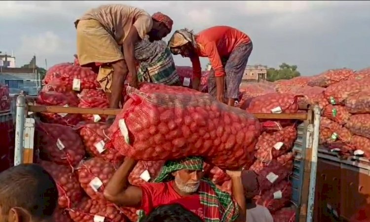 এক দিনে এলো ৯৭৬ মেট্রিক টন আলু, পাইকারি ৩১ টাকা
