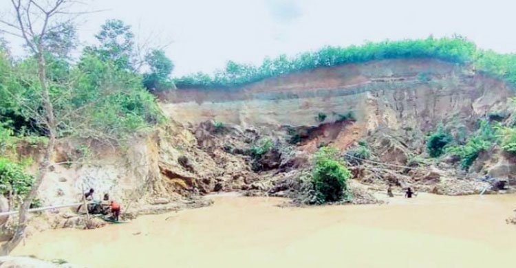 চট্টগ্রাম দক্ষিণ বন বিভাগের চুনতি রেঞ্জের সাতগড় বনবিট’র সংরক্ষিত বন থেকে বালু খেকোরা নির্বিচারে বালু তুলছে