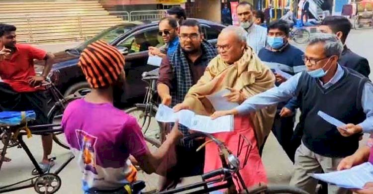 ‘ডামি নির্বাচন’ বর্জনের আহ্বান জানাতে লিফলেট হাতে রাজপথে রিজভী>
</div>
</div>
<div class=