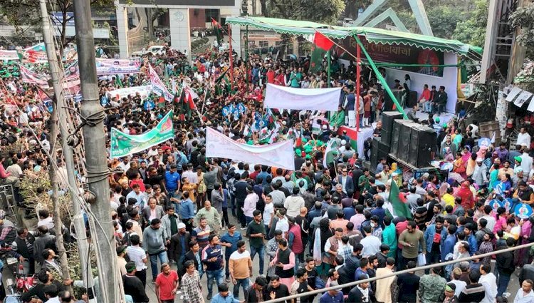 বিজয় শোভাযাত্রায় মানুষের ঢল