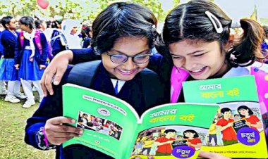 নতুন বই হাতে পেয়ে উচ্ছ্বসিত শিক্ষার্থীরা