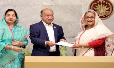 প্রধানমন্ত্রীর কাছে টাঙ্গাইল শাড়িসহ ৩ পণ্যের জিআই সনদ হস্তান্তর