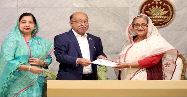 প্রধানমন্ত্রীর কাছে টাঙ্গাইল শাড়িসহ ৩ পণ্যের জিআই সনদ হস্তান্তর