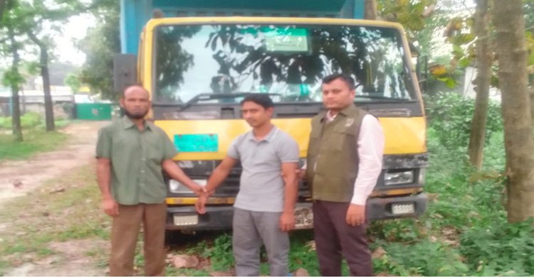 সোনারগাঁও ফরেষ্ট চেক পোষ্টে অবৈধ কভার্ডভেন কাঠসহ ট্রাক আটক
