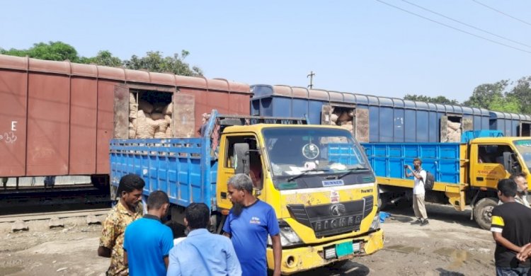 টিসিবির আমদানি করা ১৬৫০ মেট্রিক টন পেঁয়াজ খালাস