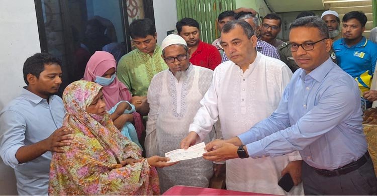 নিহত বন কর্মকর্তা সাজ্জাদুজ্জামানের পরিবারের সদস্যদের আর্থিক সহায়তার চেক প্রদান