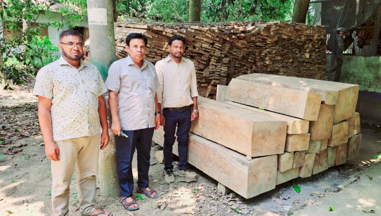 মিরসরাই রেঞ্জ কর্মকর্তার নেতৃত্বে অবৈধ সেগুন রদ্দা কাঠ সহ মিনি কাভার্ডভ্যান জব্দ