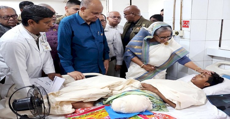 আহতদের দেখতে পঙ্গু হাসপাতালে প্রধানমন্ত্রী, সুচিকিৎসার নির্দেশ