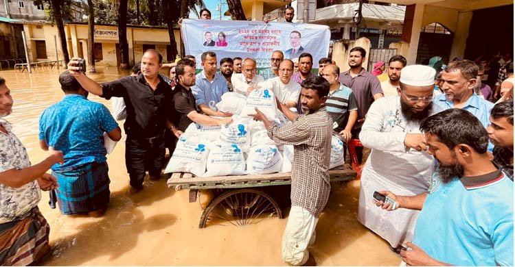 বুড়িচংয়ে বিএনপি নেতা ডা. রফিকের ত্রাণ বিতরণ >
</div>
</div>
<div class=