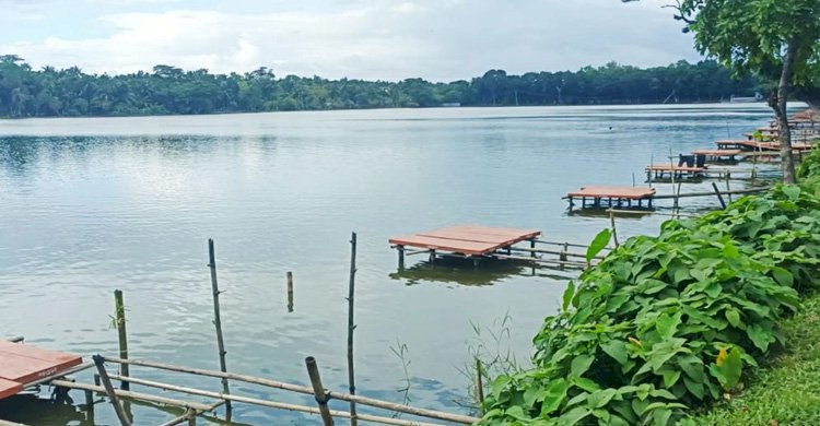 পঁচাদীঘিতে কেমিক্যাল দিয়ে বরশি বেয়ে মাছ ধরার প্রস্তুতি নেওয়ায় ফুসে উঠেছে এলাকাবাসী