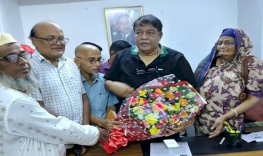 ন্যাব'র পক্ষ থেকে অধ্যাপক ডাঃ ফরহাদ হালিম ডোনারকে ফুলেল শুভেচ্ছা 