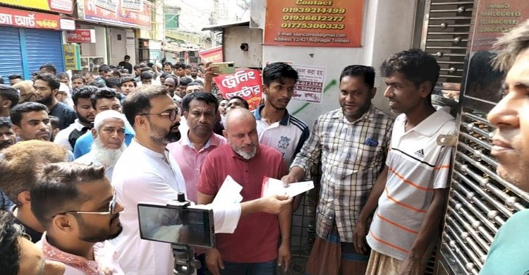 ডেঙ্গু প্রতিরোধে বাসায় বাসায় গিয়ে লিফলেট বিতরণ করলেন : আমিনুল হক 