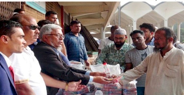 লায়ন্স ক্লাব অব ঢাকা ক্যাপিটাল গার্ডেনের উদ্যোগে কমলাপুর রেলষ্টেশনে খাদ্য বিতরণ