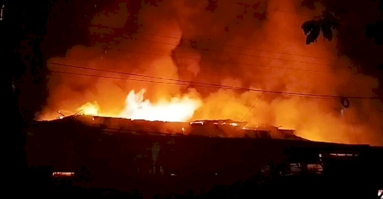 গভীর রাতে আগুনে পুড়ে ছাই ৩০ দোকান