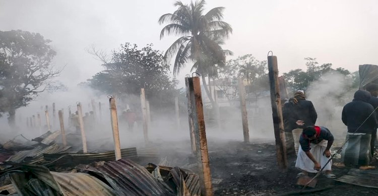 লোহাগাড়ায় ভয়াবহ অগ্নিকাণ্ডে নিঃস্ব হলো ১৯ দোকানদার 