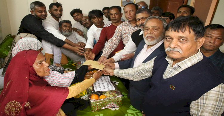 গণঅভ্যুত্থানে নিহত দুই শহীদ শ্রমিক পরিবারের পাশে শ্রমিক দল>
</div>
</div>
<div class=