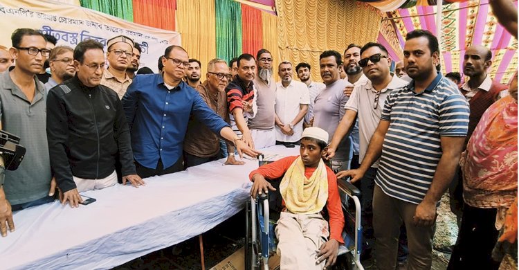 চব্বিশের গন অভ্যুত্থানে বগুড়ায় আহত ছাত্র লেমনকে সহায়তা ও পঙ্গু  ব্যক্তিকে হুইল চেয়ার দিলেন তারেক রহমান