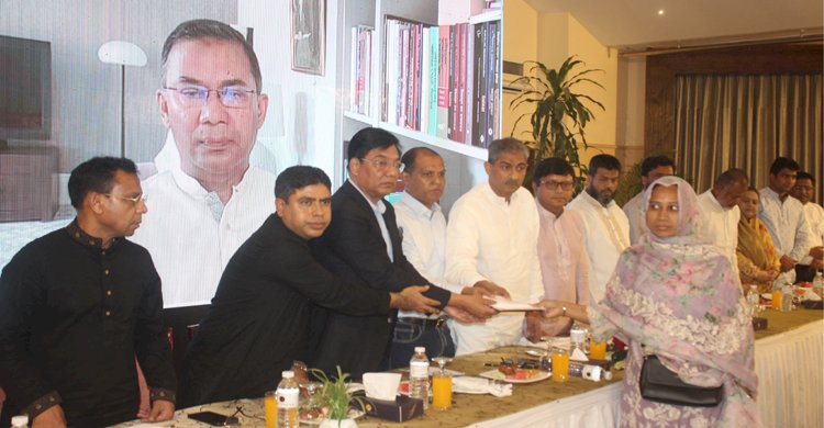 গুম, খুন ও গণঅভ্যুত্থানে শহীদ পরিবারের মাঝে ঈদ সামগ্রী বিতরণ করলেন তারেক রহমান 