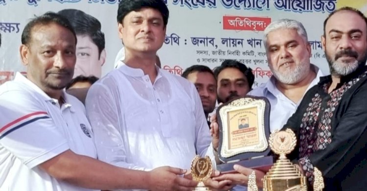 শোলপুর যুগিহাটি মিতালী যুব সংঘের উদ্যোগে ঈদ পুনর্মিলনী উপলক্ষে প্রীতি ফুটবল খেলা ও পুরস্কার বিতরণ অনুষ্ঠিত>
</div>
</div>
<div class=
