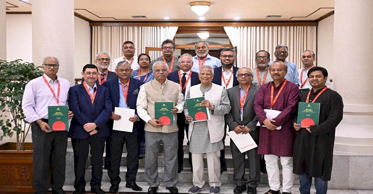 প্রধান উপদেষ্টার কাছে প্রতিবেদন জমা দিল শ্রম সংস্কার কমিশন