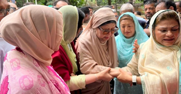 গাড়ি থেকে নেমে হেঁটে ফিরোজায় ঢুকলেন খালেদা জিয়া
