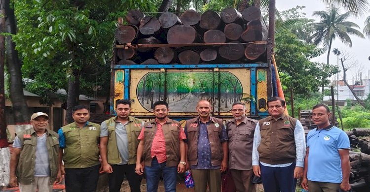 নাজিরহাট এলাকায় অবৈধ আকাশমনি কাঠসহ ট্রাক আটক