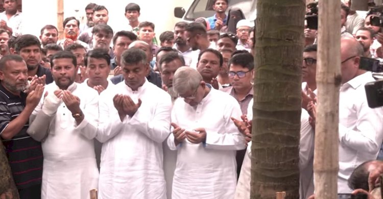 ‘উত্তরায় তিন শিশুর কবর জিয়ারত’ করলেন মির্জা ফখরুল 