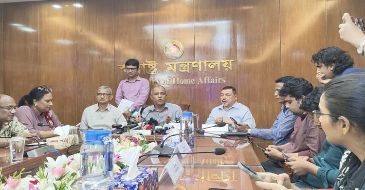 নির্বাচনের আগে এসপি-ওসিদের বদলি-পদায়ন হবে প্রকাশ্য লটারিতে: স্বরাষ্ট্র উপদেষ্টা>
</div>
</div>
<div class=