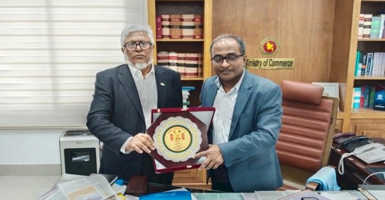 মানবসেবায় বিশেষ অবদানের স্বীকৃতিতে বাণিজ্য সচিব মাহবুবুর রহমানকে লায়ন্স ক্লাবের সম্মাননা