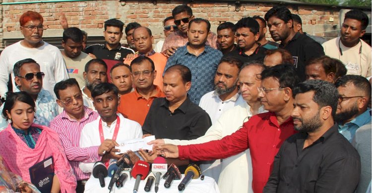 হেক্সাগার্ড রোভার’ রোবটের উদ্ভাবক তরুণ জিহাদ-এর পাশে তারেক রহমান
