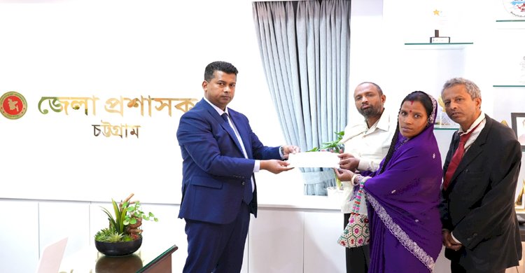 গণশুনানিতে অসুস্থদের তাৎক্ষণিক সহায়তায় ডিসি জাহিদুল ইসলাম