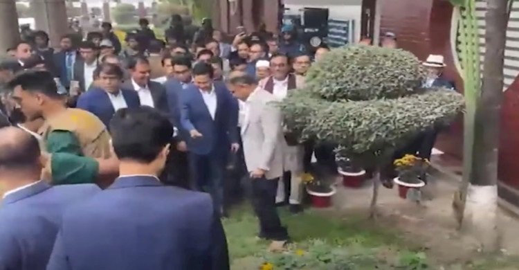 দেশে নেমেই খালি পায়ে মাটি ছুঁলেন তারেক রহমান