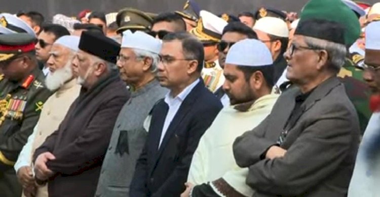 বেগম খালেদা জিয়ার জানাজার কাতারে দাঁড়ালেন প্রধান উপদেষ্টা