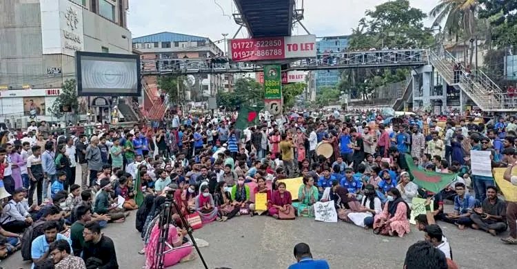 শিক্ষার্থীদের সড়ক অবরোধে অচল ঢাকা, ভোগান্তি চরমে
