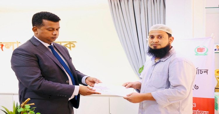 অগ্নিকাণ্ডে ক্ষতিগ্রস্ত গাড়িচালকের পাশে দাঁড়ালেন ডিসি জাহিদ