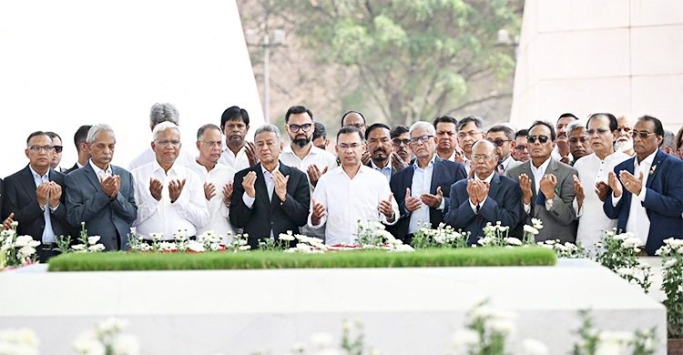 জিয়াউর রহমান ও খালেদা জিয়ার সমাধিতে প্রধানমন্ত্রীর শ্রদ্ধা>
</div>
</div>
<div class=