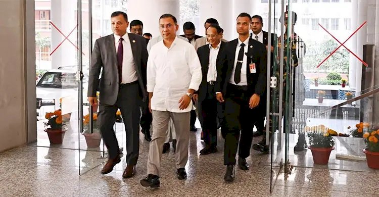 সচিবালয়ে প্রধানমন্ত্রী তারেক রহমান>
</div>
</div>
<div class=