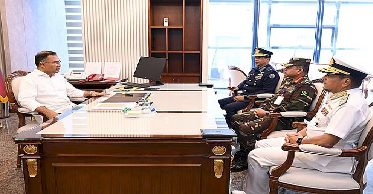 সচিবালয়ে প্রধানমন্ত্রীর সঙ্গে তিন বাহিনীর প্রধানদের সাক্ষাৎ