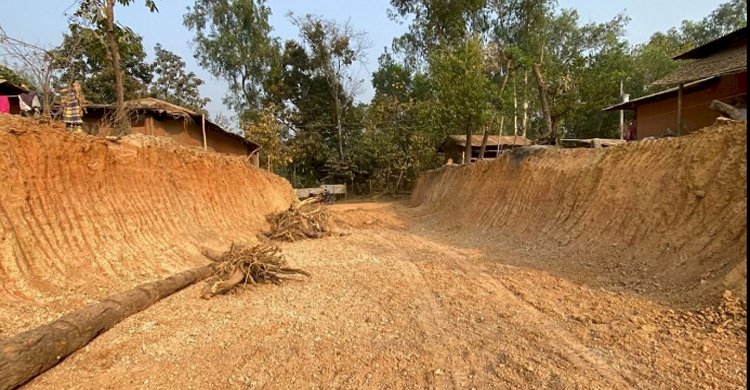 বনবিভাগ দেখেও কোন ব্যবস্থা নিচ্ছেনা: পেকুয়ায় প্রকাশ্যে চলছে পাহাড় কেটে মাটি পাচার