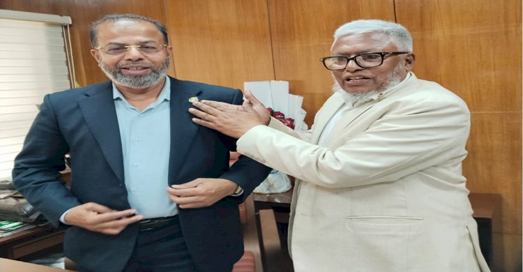 পরিবেশ, বন ও জলবায়ু পরিবর্তন মন্ত্রণালয়ের প্রতিমন্ত্রী শেখ ফরিদুল ইসলামকে লায়ন্স ফাউন্ডেশন’র পিন পরিয়ে দেন খান আকতারুজ্জামান