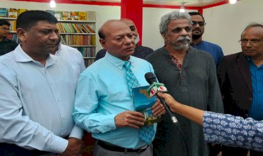 অমর একুশে বইমেলায় ‘জীবনের পথে পথে’ গ্রন্থের মোড়ক উন্মোচন 