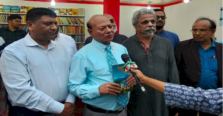 অমর একুশে বইমেলায় ‘জীবনের পথে পথে’ গ্রন্থের মোড়ক উন্মোচন 
