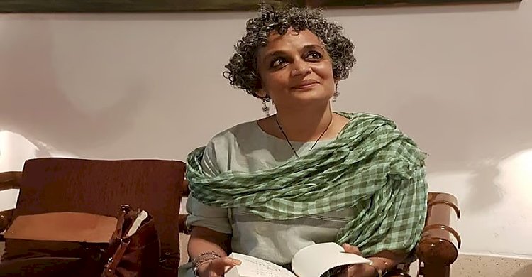 আছি ইরানের পাশে, নিঃশর্তভাবে: অরুন্ধতী রায়