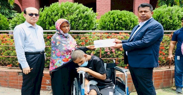 ডিসি জাহিদের দেয়া হুইলচেয়ারের চাকা ঘুরতেই বদলে গেল প্রতিবন্ধী শওকতের পৃথিবী