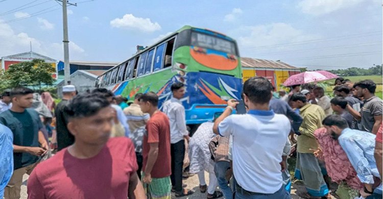 নেত্রকোনায় বাসচাপায় স্ত্রী ও দুই মেয়ে নিহত, হাসপাতালে স্বামী