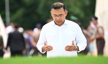 দেশে ফিরে বাবা-মায়ের কবর জিয়ারত প্রধানমন্ত্রীর