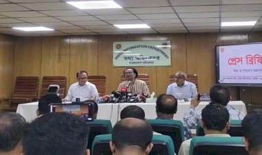 হাসিনার বক্তব্য প্রচার না করতে গণমাধ্যমকে আনুষ্ঠানিকভাবে জানাবে সরকার: তথ্য উপদেষ্টা