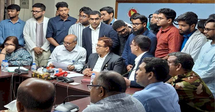 ইন্টার্ন চিকিৎসকদের প্রতিনিধিদলের সঙ্গে  স্বাস্থ্য সচিবের বৈঠক