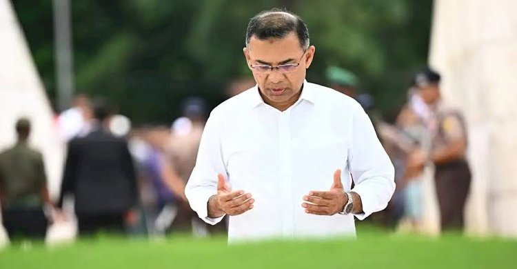 দেশে ফিরে বাবা-মায়ের কবর জিয়ারত প্রধানমন্ত্রীর