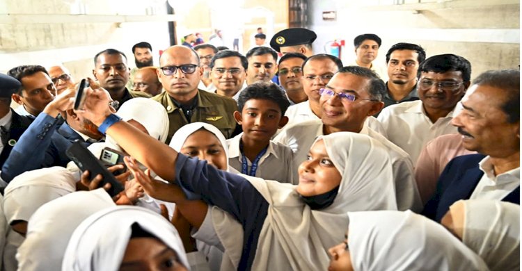 প্রধানমন্ত্রীর আয়োজনে মধ্যাহ্নভোজ করলেন সংসদ অধিবেশন দেখতে আসা শিক্ষার্থীরা